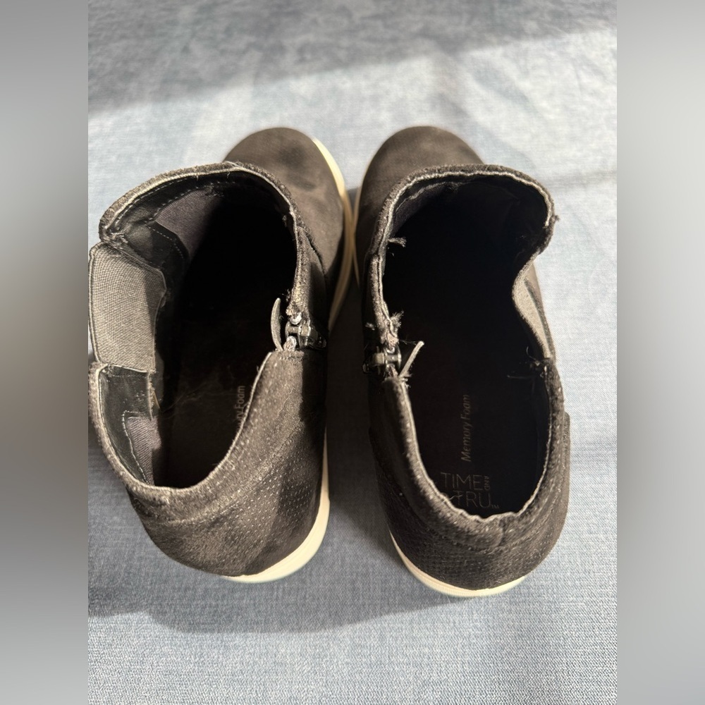 Time and Tru Women Black Black Faux Suede Slip On Zip Ankle Booties SZ 9W Casual - Picture 8 of 8